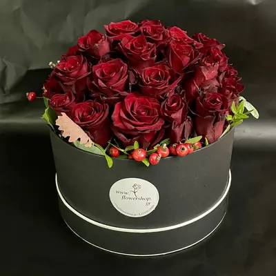 Roses in decorative Hat Box. (30 heads)