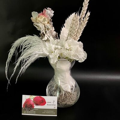 Σύνθεση Με Αποξηραμένα Άνθη σε Μικρό Γυάλινο Βάζο. Καλοκαιρινό Θέμα