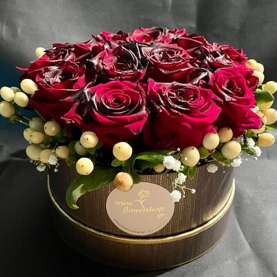 Ανθοπωλείο. (15) τριαντάφυλλα σε "Πολυτελές Λευκό ή Μαυρό" κουτί 20εκ. χ 20εκ. (παρακαλούμε υποδείξτε μας την προτίμησή σας σε χρώμα κουτιού και λουλουδιών στη φόρμα παραγγελίας)