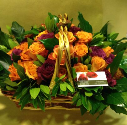 Καλάθι με (41) πορτοκαλί - σομον τριαντάφυλλα Α' ποιοτ. Ολλανδικά με πρασινάδες.