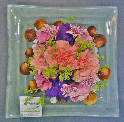 Flower arrangement on glass quality plate 30x30 with sea pebbles