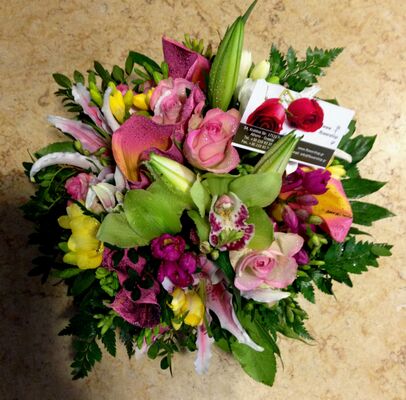 Ανοιξιάτικο καλάθι με λουλούδια εποχής