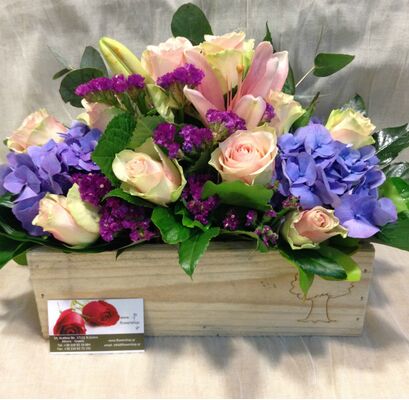 Λουλούδια σε ξύλινο ποτ.