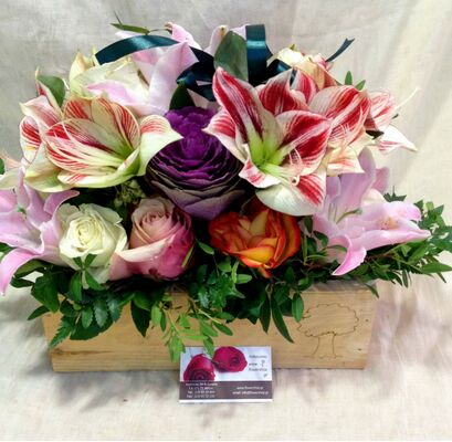 Λουλούδια σε ξύλινο ποτ.