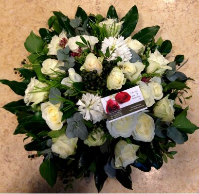 Σύνθεση γάμου επιτραπέζια με λευκά λουλούδια εποχής.