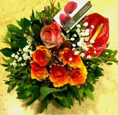 Μικρό ορθογώνιο καλαθάκι με άνθη εποχής.Σπέσιαλ.