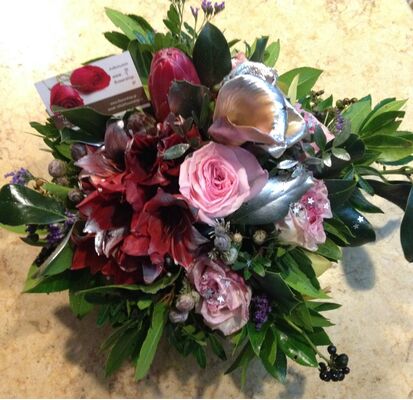 Flower arrangement in ceramic paper look or wooden pot -  flat