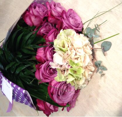 Ανθοδέσμη με λιλά λουλούδια