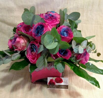 Arrangement in glass vase with romantic Roses (20 stems)  & colored decorative sand!!!