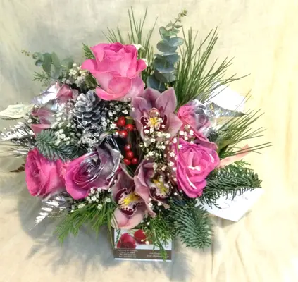 Ανθοπωλείο flowershop.gr Χειμώνας με λουλούδια σε καλάθι για τα Χριστούγεννα.