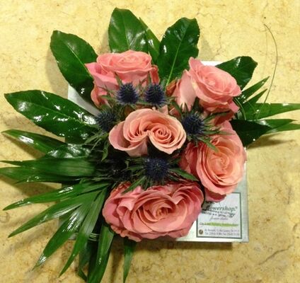 Σύνθεση σε zink δίσκο με ορχιδέες βάντα ή τριαντάφυλλα.