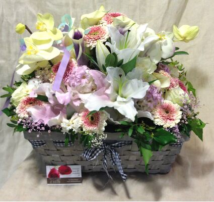 Σύνθεση  Σε Μεγάλο καλάθι  Με Λουλούδια Εποχής!!!