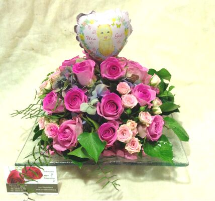 Σύνθεση  Λουλουδιών  για νεογέννητο. Τριαντάφυλλα Σύνθεση σε Γυάλινο.(Αγοράκι ή Κοριτσάκι)