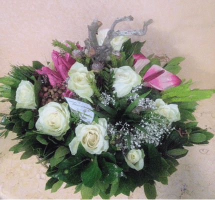 Σύνθεση σε καλάθι  με λευκά λουλούδια εποχής.