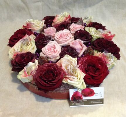 Mixed colored roses in glass with colored sand decoration !