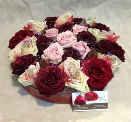 Mixed colored roses in glass with colored sand decoration !