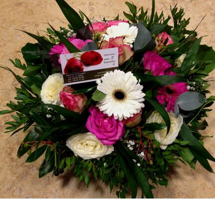 Στρογγυλό καλάθι με λουλούδια