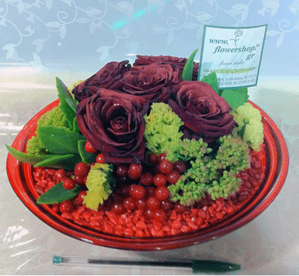 Τριαντάφυλλα "red naomi" (5) tem. σε γυάλινο πιάτο με αξεσουάρ