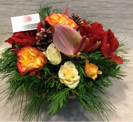 Ανθοπωλείο flowershop.gr Χειμώνας με κόκκινα & πορτοκαλί λουλούδια σε καλάθι.