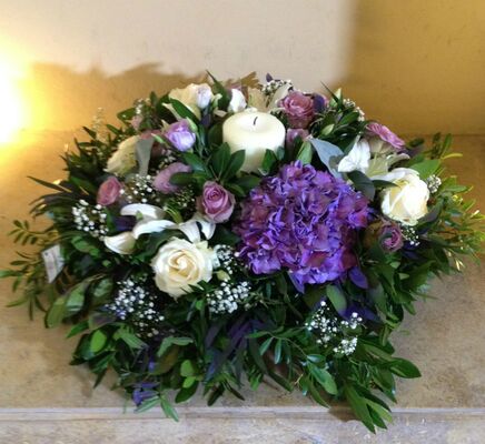 Επιτραπέζια Σύνθεση με λουλούδια "Μοβ Χρώματα"  +  Κερί . Ιδιαίτερο !!!