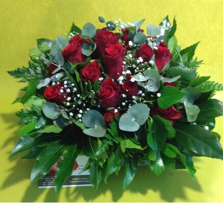 Red roses in wooden pot. (25) stems & greens.