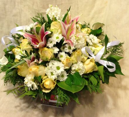 Σύνθεση σε μεγάλο καλάθι  με λευκά λουλούδια εποχής!!!