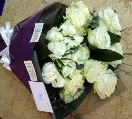(21) white roses Extra Quality Dutch