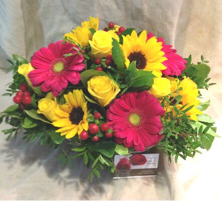 Φθινοπωρινή σύνθεση με λουλούδια σε μικρό καλάθι