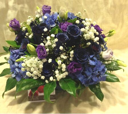 "μπλέ (βαμμένα) τριαντάφυλλα" και  καλοκαιρινά αξεσουάρ.Πολυτελές.