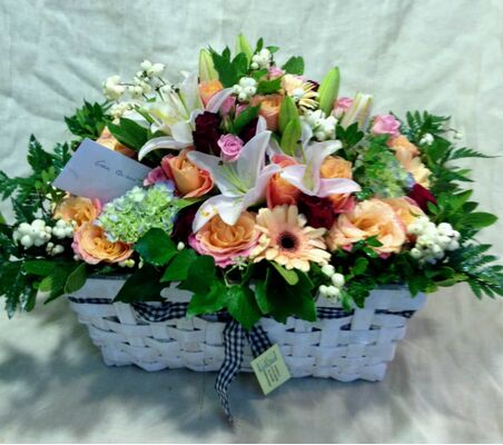 Σύνθεση με ιδιαίτερες ποικιλίες λουλουδιών σε καλάθι. Καυτό Καλοκαίρι  !!!
