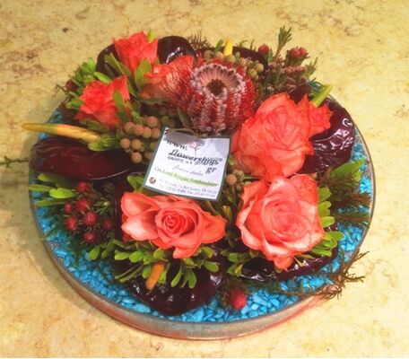 Flower arrangement in glass tray with autumn flavor (special)