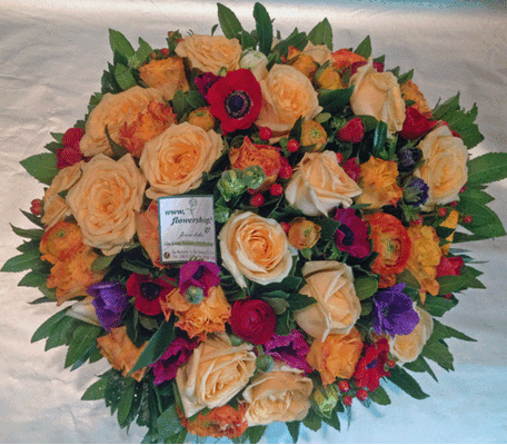 Καλάθι με πολύχρωμα λουλούδια