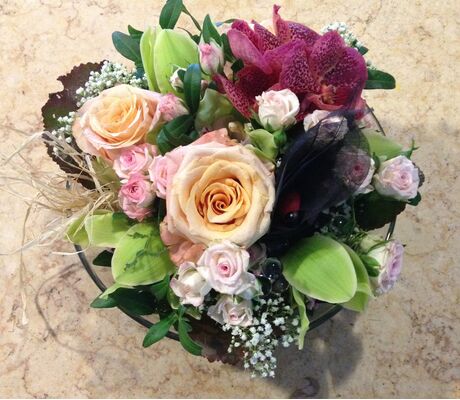 Σύνθεση με "Πολύχρωμα Λουλούδια"σε γυάλινο βάζο με χρωματιστή διακοσμητική άμμο!!!