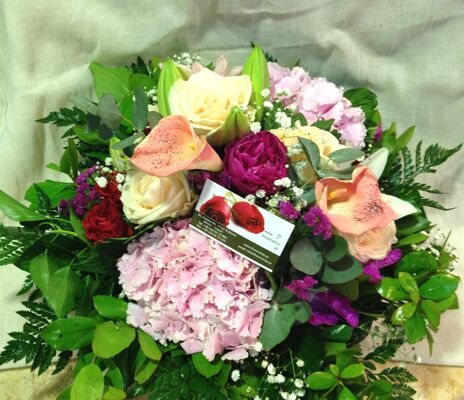 Ανοιξιάτικο καλάθι με λουλούδια εποχής