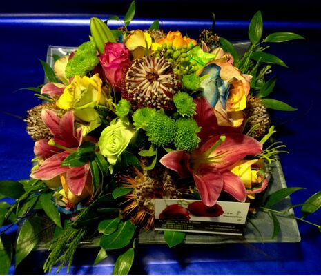 Ανθοπωλεία. Σύνθεση με πολύχρωμα τριαντάφυλλα σε δίσκο.(Πολυτελές)