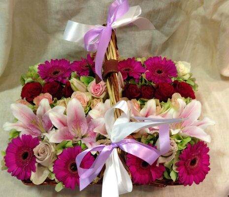 Flat basket 45cmx30cm with flowers in parallel rows.Summer flavor.