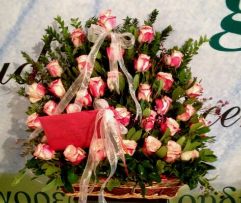 Καλάθι με τριαντάφυλλα FARFALLA !!! Ανθοπωλείο flowershop.gr