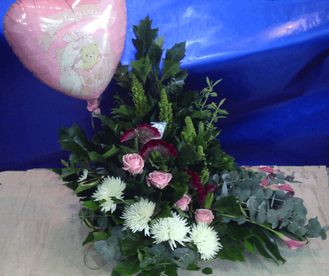 Αποστολή λουλουδιών σε μαιευτήρια. Σύνθεση με λουλούδια σε καλάθι με μπαλόνι ήλιο.