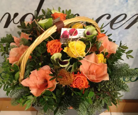 Ανθοπωλείο flowershop.gr Χειμώνας με σομον λουλούδια σε καλάθι.