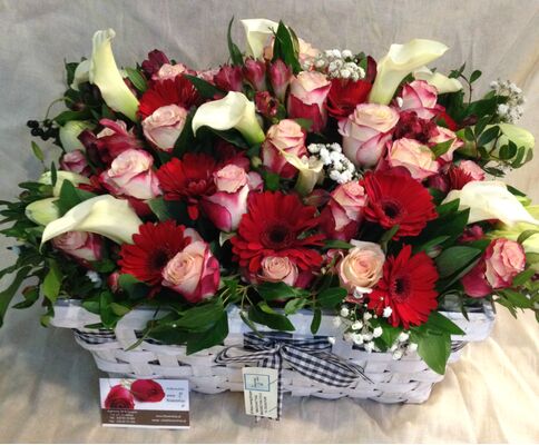 Σύνθεση με ιδιαίτερες ποικιλίες λουλουδιών σε καλάθι. Καυτό Καλοκαίρι  !!!