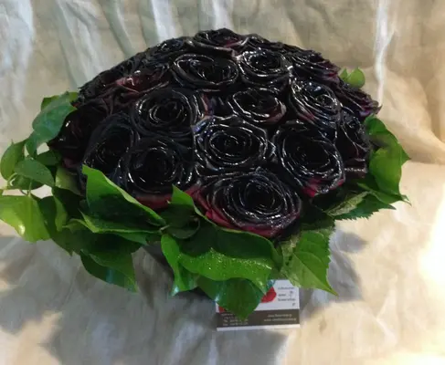Roses Natural Black Baccara (30) stems. Very Exclusive. Glass Arrangement.