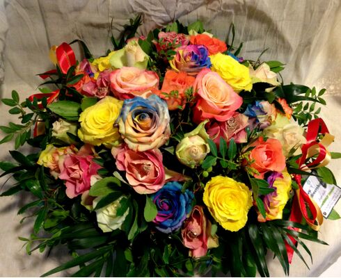 Πολύχρωμα τριαντάφυλλα σε μεγάλο καλάθι