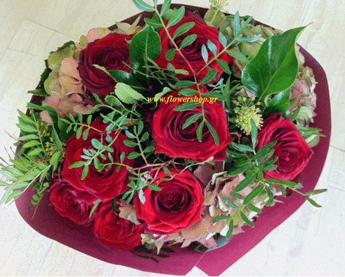 Ανθοπωλειο.Κόκκινα τριαντάφυλλα (10) τεμ. και ορτανσίες.