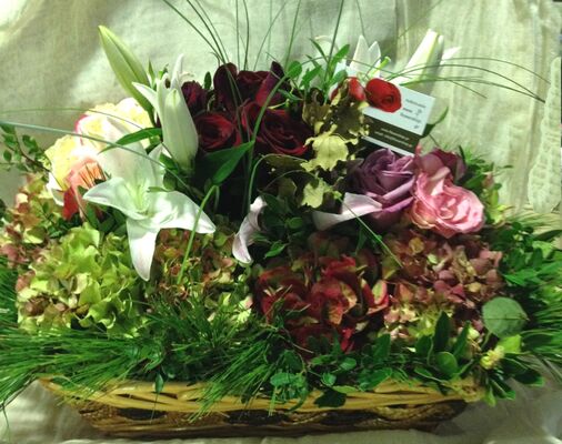 Φθινοπωρινή σύνθεση με λουλούδια σε μεγάλο καλάθι