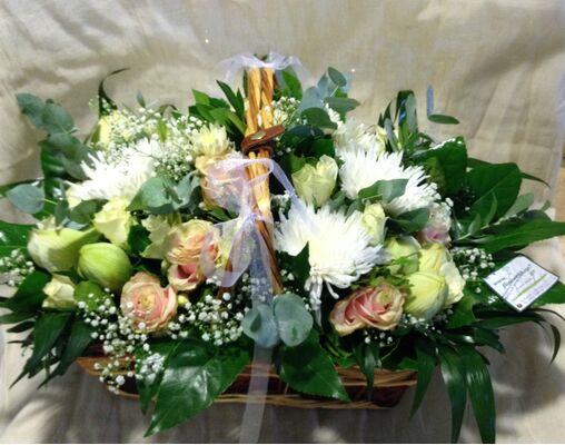 Σύνθεση σε μεγάλο καλάθι  με λευκά λουλούδια εποχής!!!