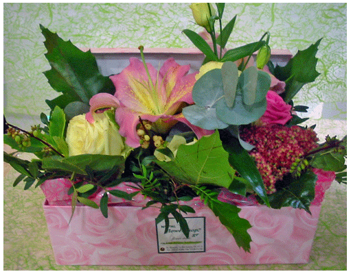 Flower arrangment in small design carton box