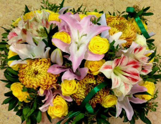 Φθινοπωρινή σύνθεση με λουλούδια σε μεγάλο καλάθι