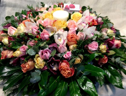 Επιτραπέζια ανθοσύνθεση μακρόστενη ή στρογγυλή με εκλεκτά άνθη!!!