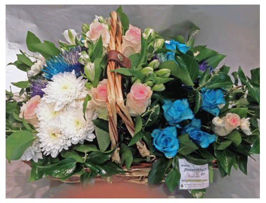 Ανθοπωλεία. Ανοιξιάτικο  καλάθι με μπλέ και λευκά άνθη !!!