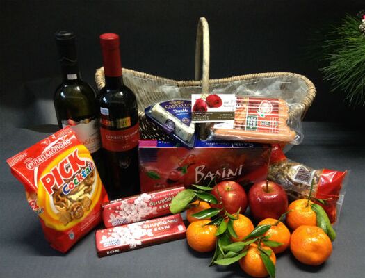 Gourmet basket Wine Chocolates Snacks Fruits Nuts Cheese Sausage